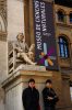 Lukas y un amigo en la entrada al Museo