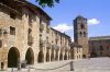 Plaza Mayor de Aínsa y torre de la iglesia de Santa María. JAVIER ROMEO