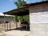 casa de un trabajador con baño interior, cocina exterior y al fondo el cobertizo que cubre el aljibe 