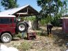 Trabajadores realizando labores  de mejora en la finca