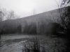 Muralla de Grisén y acueducto del Canal Imperial en un día de niebla