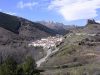 Talamantes. Vista panorámica de la localidad, del castillo y al fondo las Peñas de Herrera