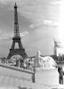 Vista de la Exposición, con la torre Eiffel y el pabellón de la URSS