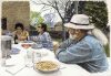 Comida en el jardín de Paco Simón con motivo del cumpleaños de Lola.